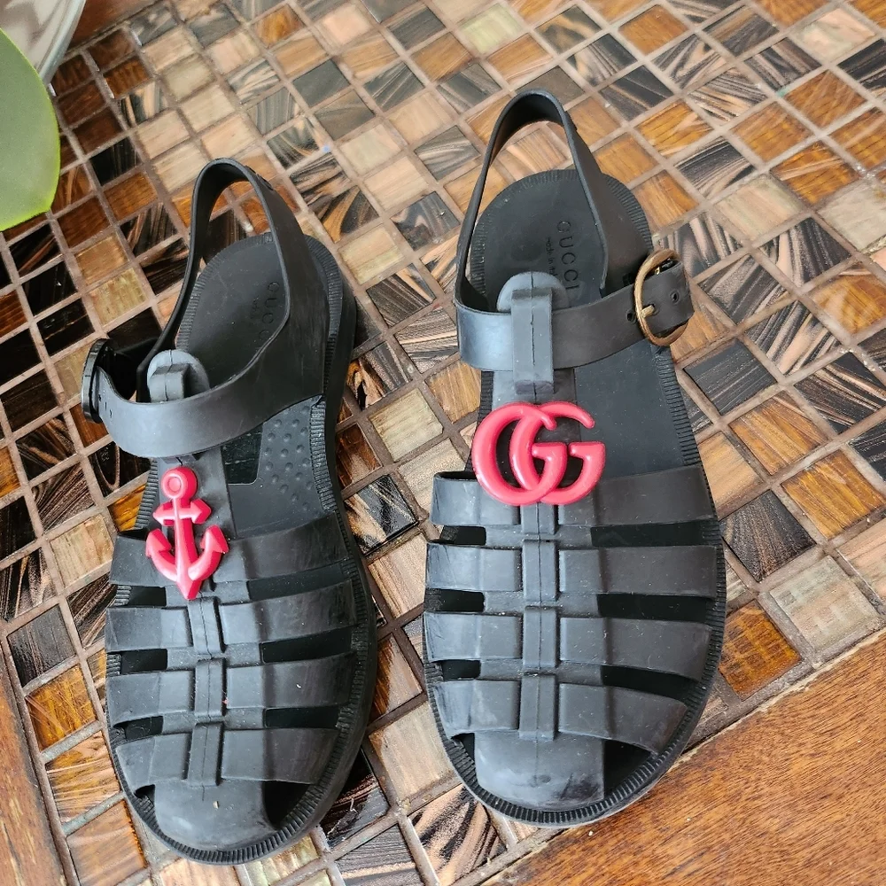 Gucci signature rubber sandals size 28